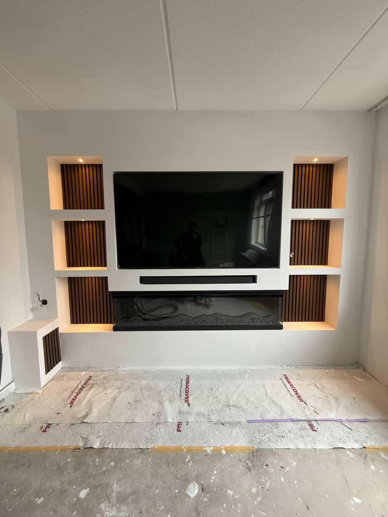 Maatwerk mediawand met walnoot lattenpanelen, linear haard en LED-verlichting in nissen