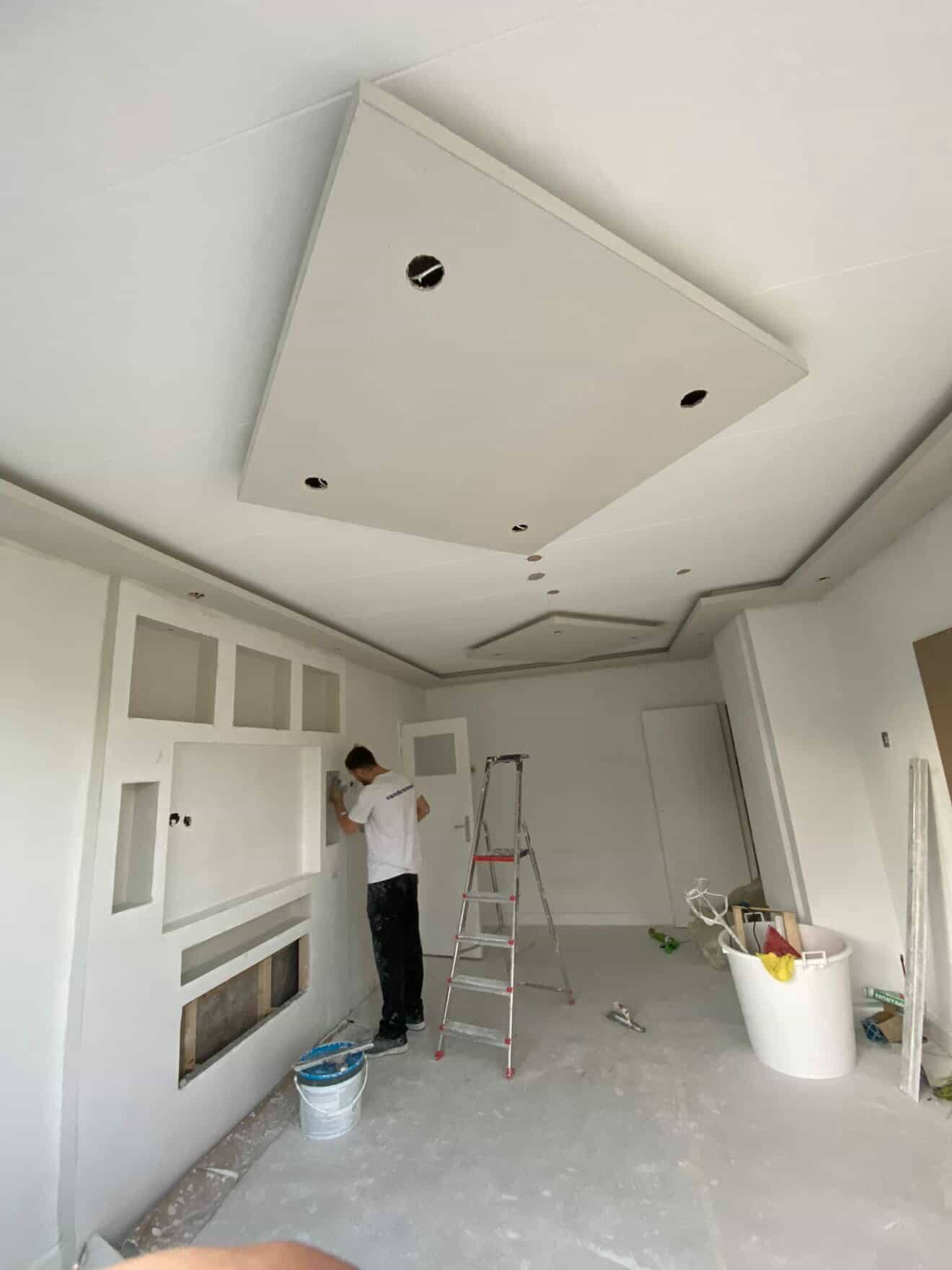 Verlaagd plafond met sierlijst in combinatie met stucwerk mediawand