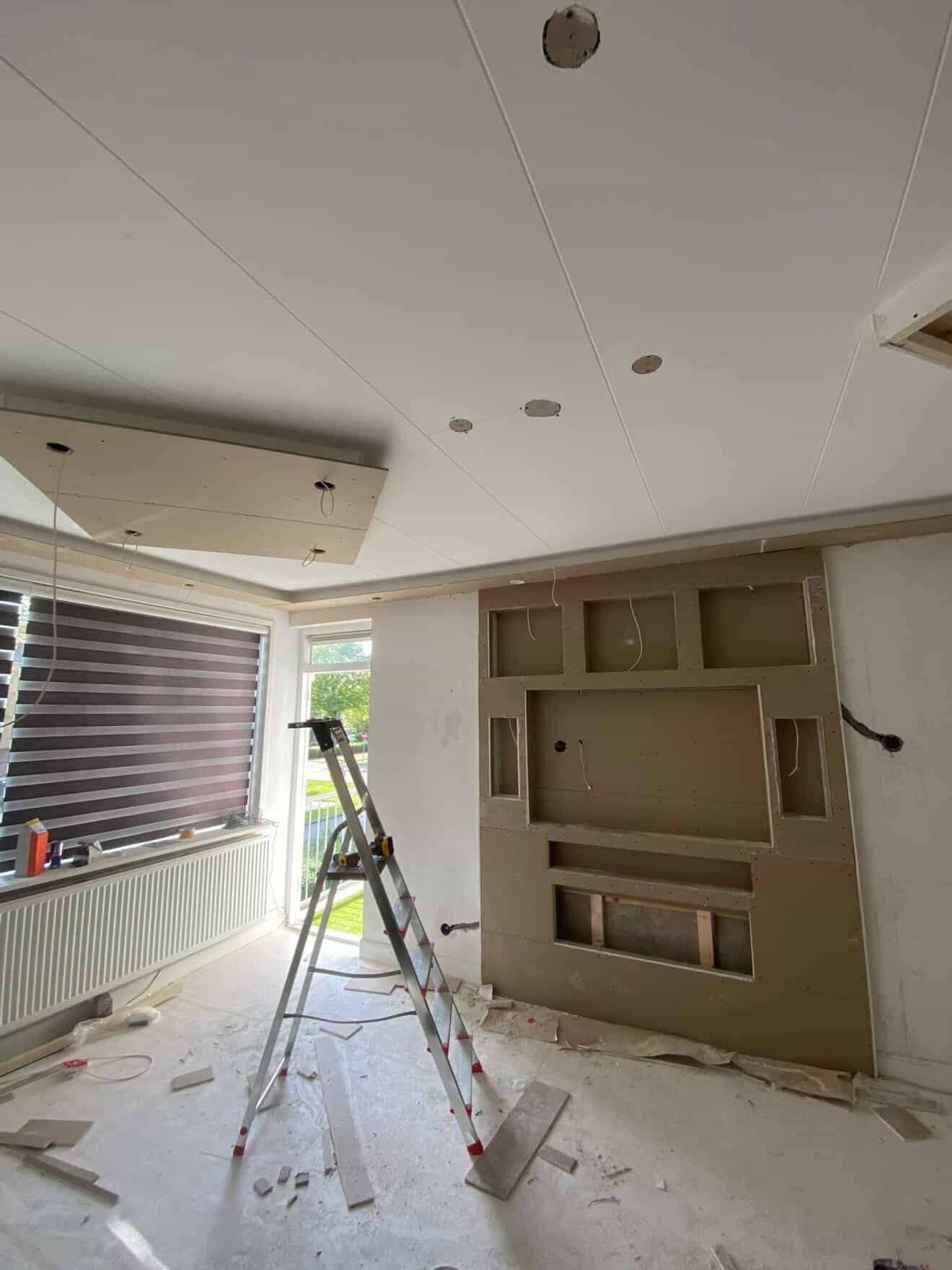 Complete woningrenovatie — ruwbouw mediawand met verlaagd plafond in volle ruimte