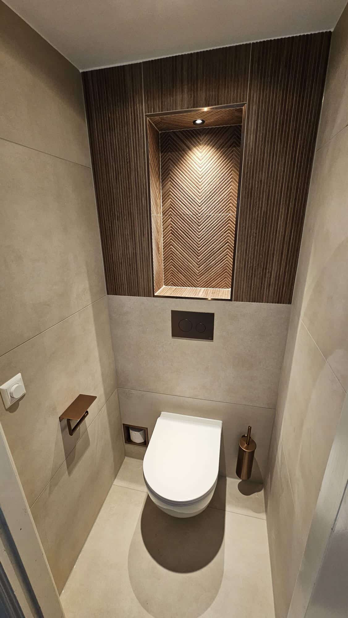 Toilet met walnoot ribbelwand, chevron niche en messing hardware