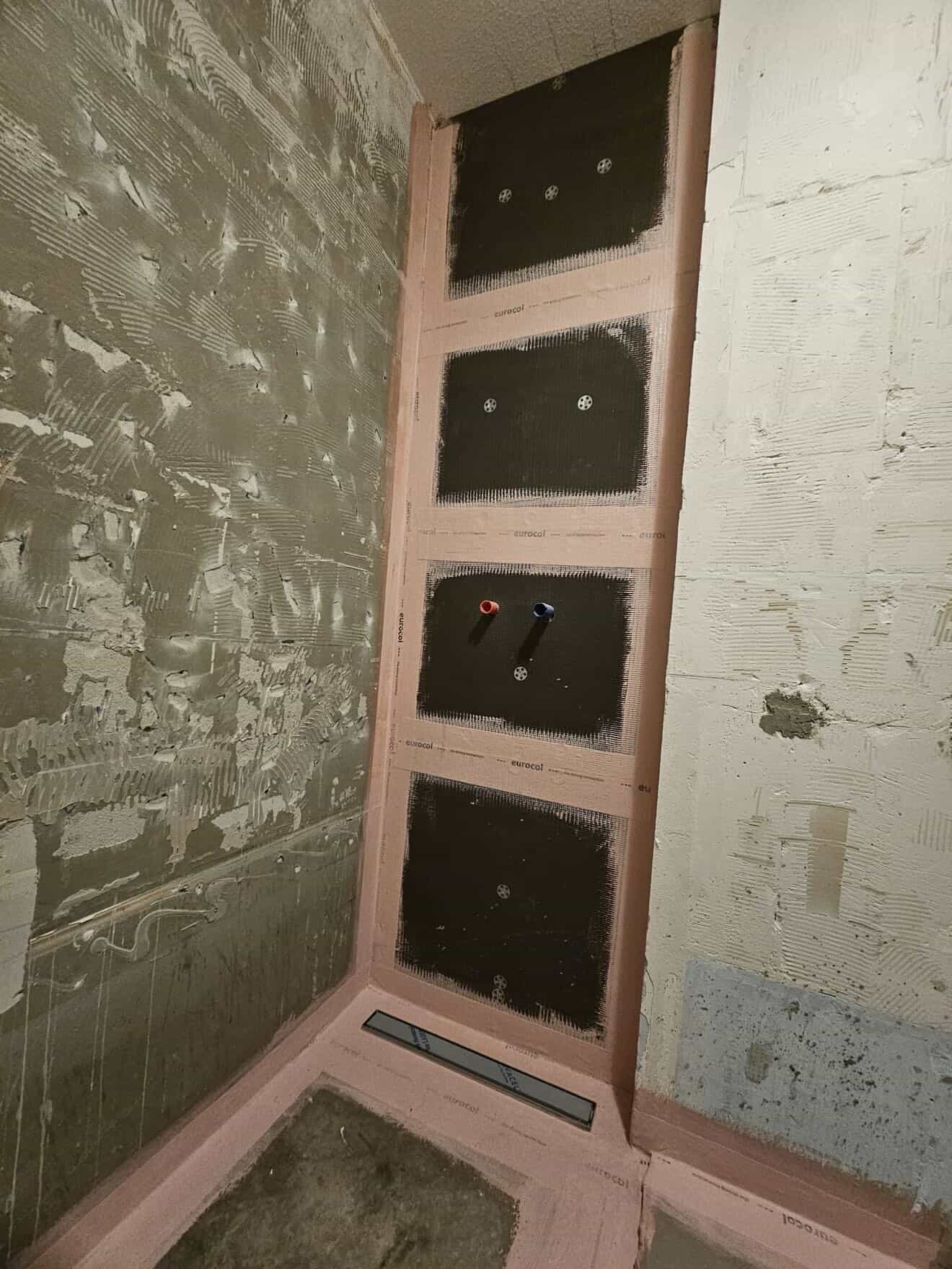 Ruwbouw — waterdichting en tegellijm aangebracht vóór plaatsing