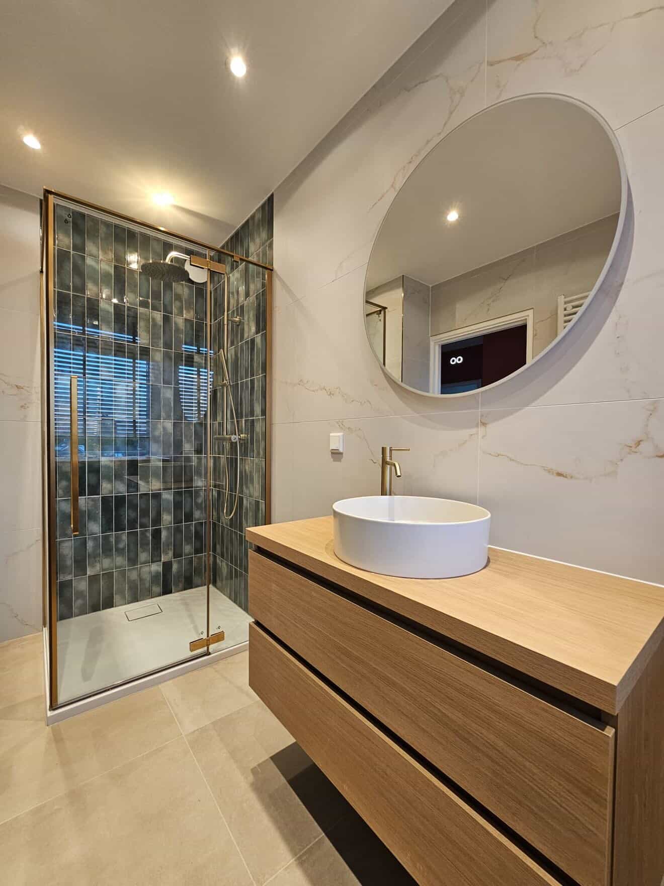 Opgeleverd — groene tegel inloopdouche met messing hardware